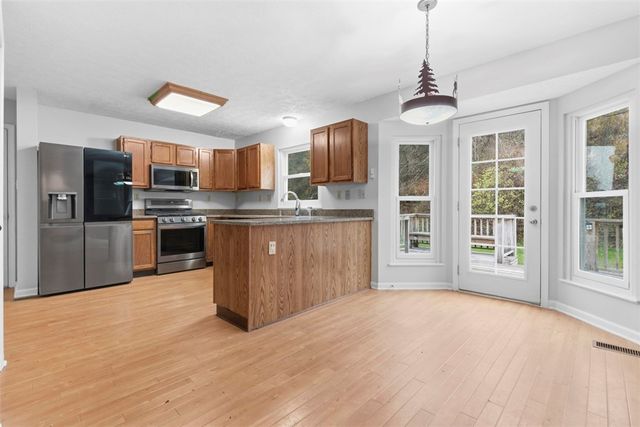 1270 Barnstaple Dr, South Park, PA 15129