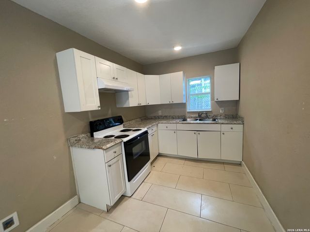 502 S San Manuel St, San Antonio, TX 78237