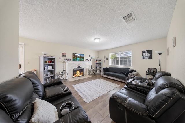 7263 Hayward Dr, Sacramento, CA 95828