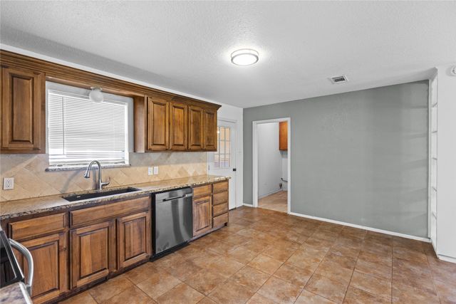 1939 E Texas Street, Denison, TX 75021