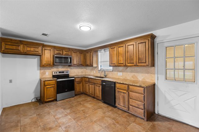 1939 E Texas Street, Denison, TX 75021
