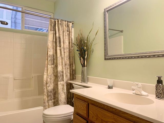 1523 E Monte Vista Court, Visalia, CA 93292