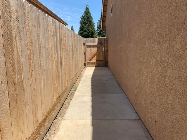 1523 E Monte Vista Court, Visalia, CA 93292