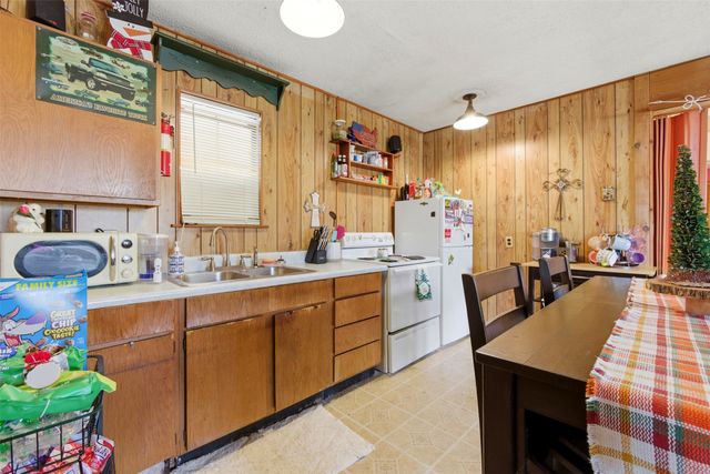 2065 Trailwood Drive W, Burleson, TX 76028