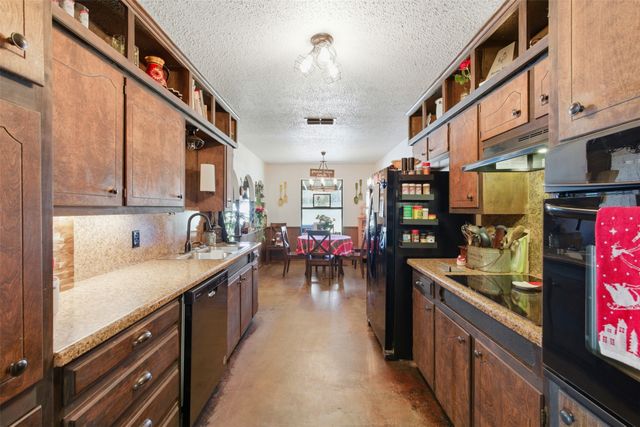 2065 Trailwood Drive W, Burleson, TX 76028