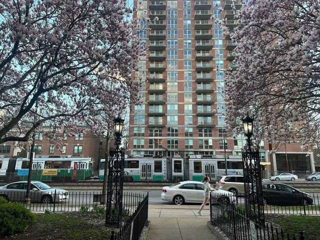 2001 Commonwealth Ave 24, Boston, MA 02135