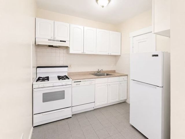 2001 Commonwealth Ave 24, Boston, MA 02135