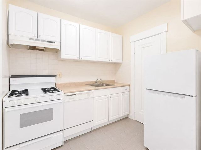 2001 Commonwealth Ave 24, Boston, MA 02135