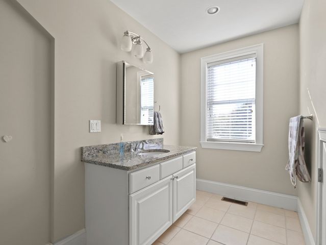 105-107 North St 105, Newton, MA 02460