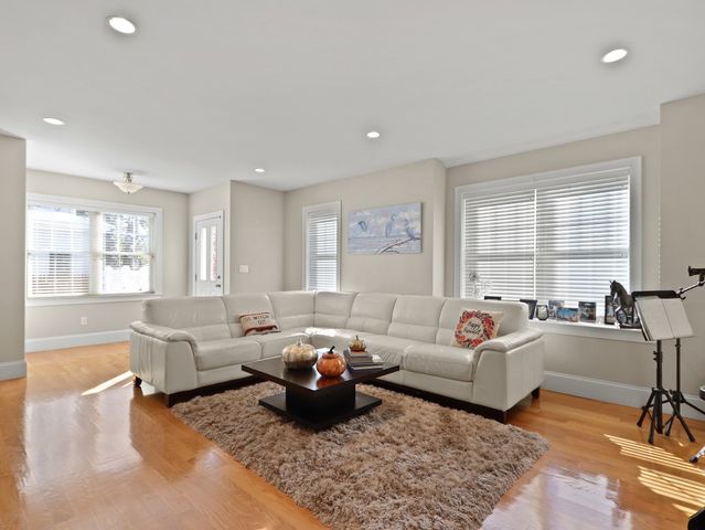 105-107 North St 105, Newton, MA 02460