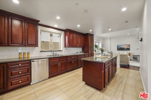 918 S Wooster Street 1, Los Angeles, CA 90035