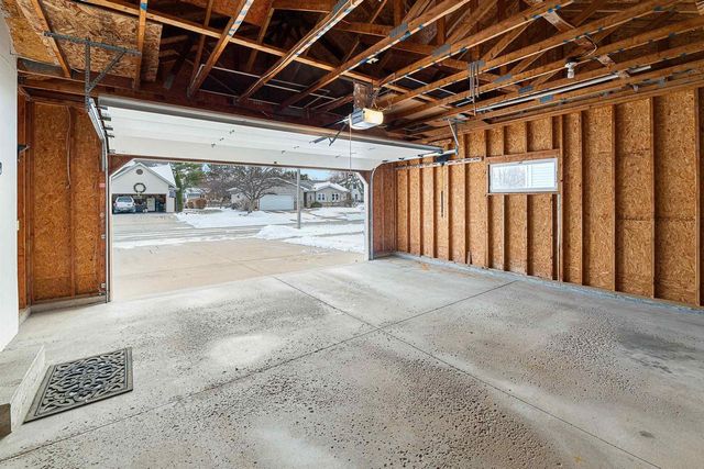 1150 LAAGER LANE, Oshkosh, WI 54902