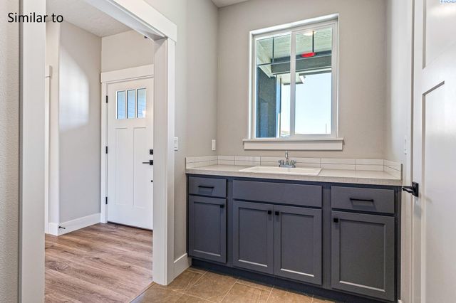 987 Miraflores Ave., West Richland, WA 99353