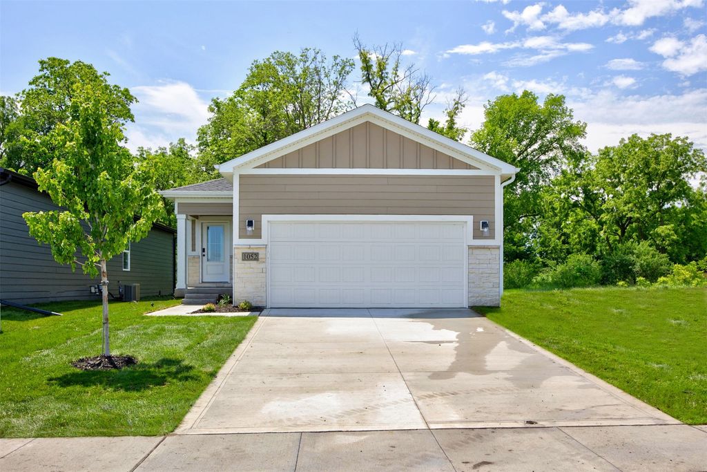 1052 NW Macarthur Lane, Waukee, IA 50263