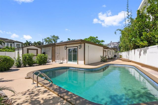 25 SANDPIPER ROAD, Tampa, FL 33609