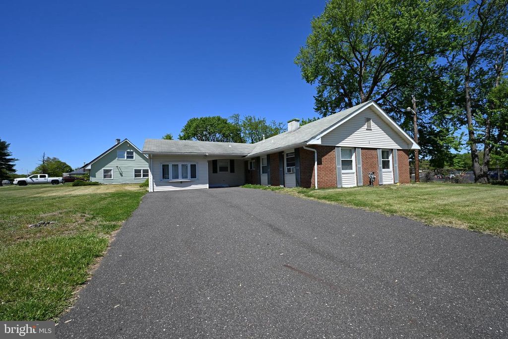1 PINETREE LN, Willingboro, NJ 08046