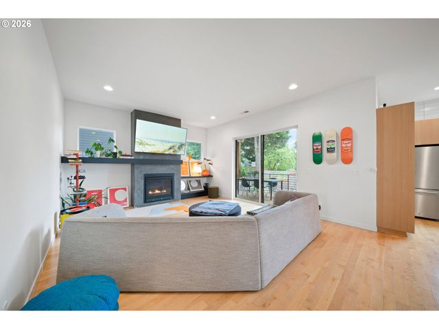2076 Ne MORGAN St A, Portland, OR 97211