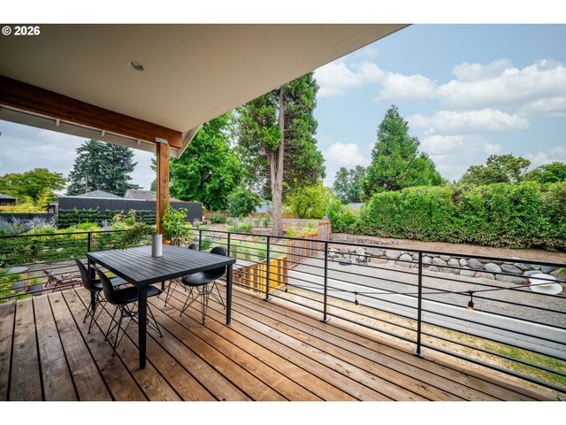 2076 Ne MORGAN St A, Portland, OR 97211