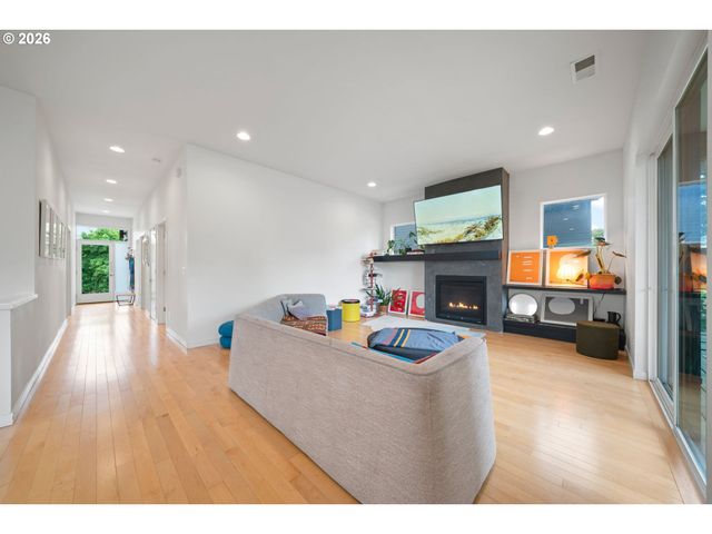 2076 Ne MORGAN St A, Portland, OR 97211