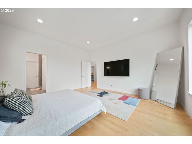 2076 Ne MORGAN St A, Portland, OR 97211