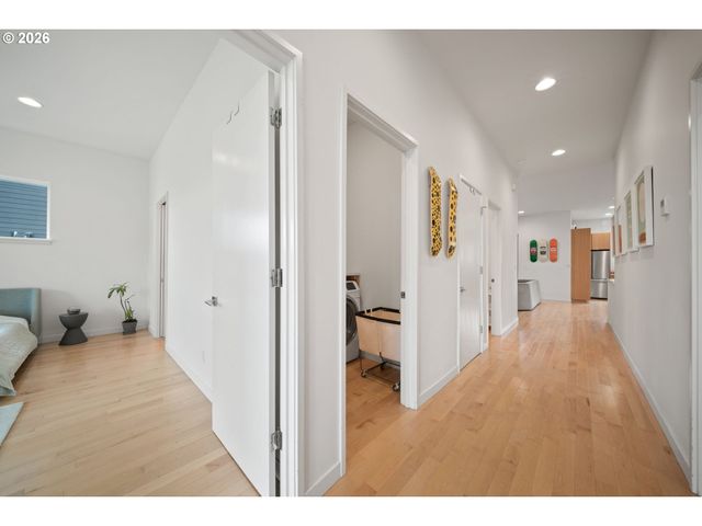 2076 Ne MORGAN St A, Portland, OR 97211
