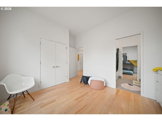 2076 Ne MORGAN St A, Portland, OR 97211