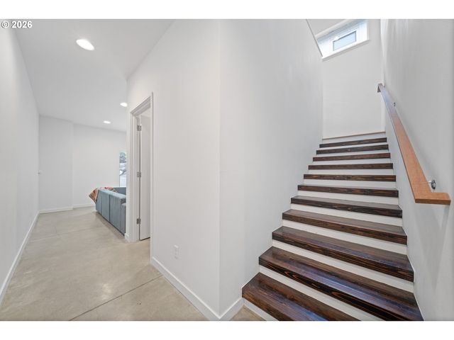 2076 Ne MORGAN St A, Portland, OR 97211