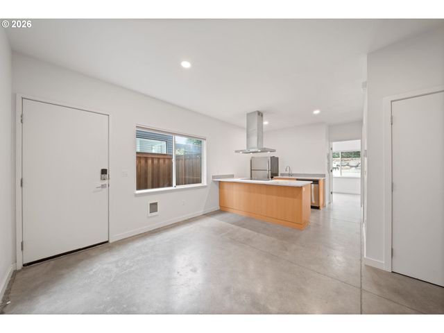 2076 Ne MORGAN St A, Portland, OR 97211