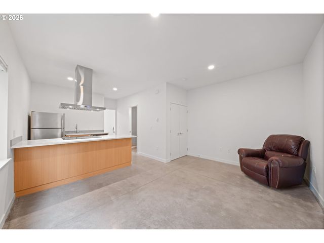 2076 Ne MORGAN St A, Portland, OR 97211