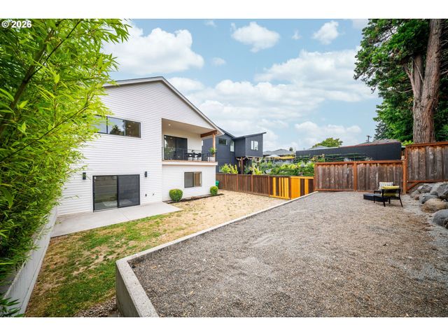 2076 Ne MORGAN St A, Portland, OR 97211