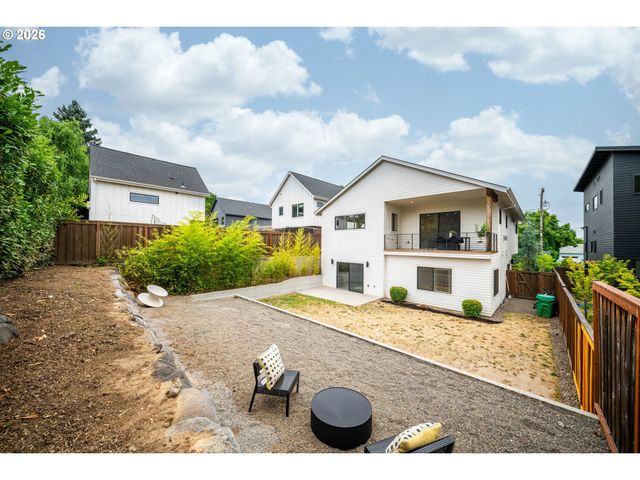 2076 Ne MORGAN St A, Portland, OR 97211