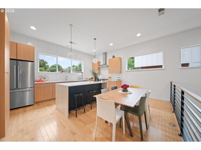 2076 Ne MORGAN St A, Portland, OR 97211