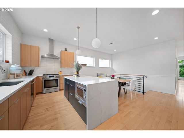 2076 Ne MORGAN St A, Portland, OR 97211