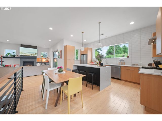 2076 Ne MORGAN St A, Portland, OR 97211