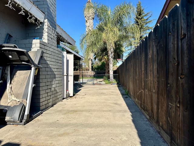 1120 W Mulberry Avenue, Porterville, CA 93257