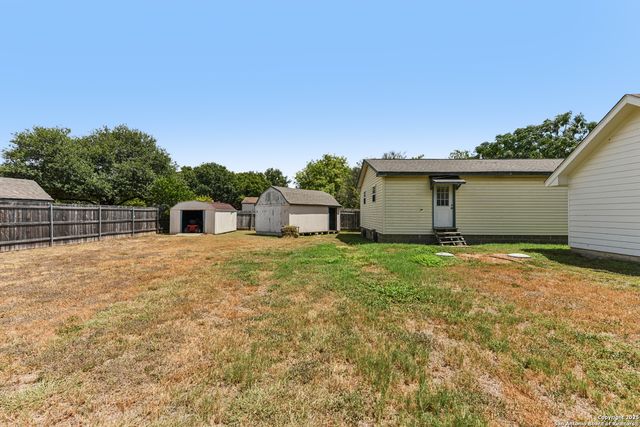 184 Meadow Ln, Martindale, TX 78655