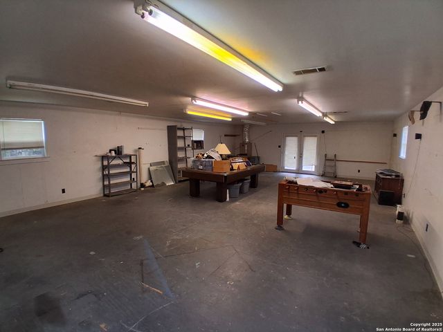 184 Meadow Ln, Martindale, TX 78655