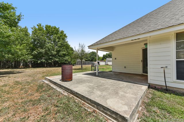 184 Meadow Ln, Martindale, TX 78655