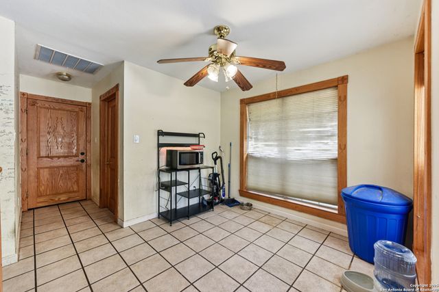 184 Meadow Ln, Martindale, TX 78655