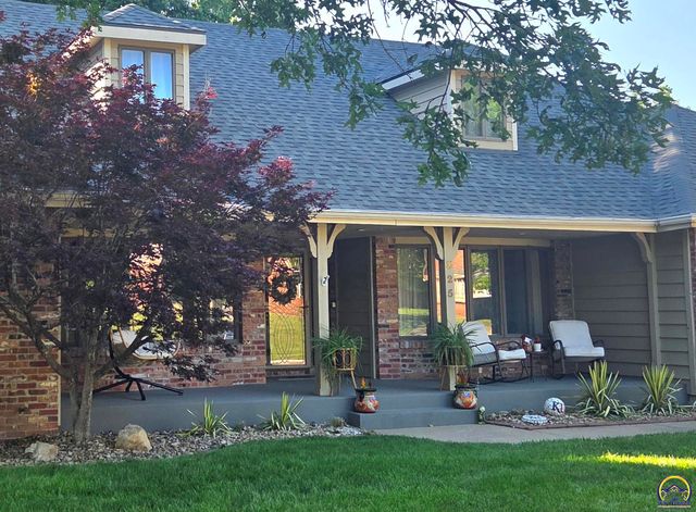 325 SW Whitehall LN, Topeka, KS 66606