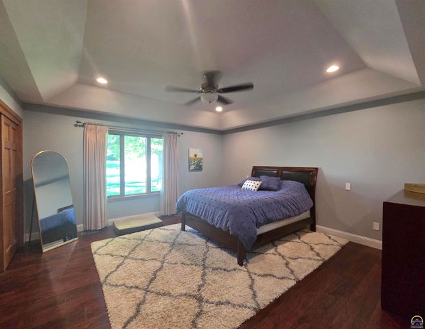 325 SW Whitehall LN, Topeka, KS 66606