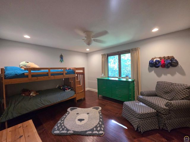 325 SW Whitehall LN, Topeka, KS 66606