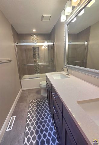 325 SW Whitehall LN, Topeka, KS 66606