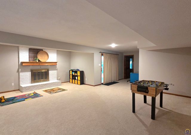 325 SW Whitehall LN, Topeka, KS 66606