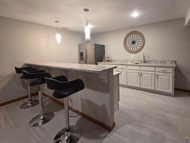 325 SW Whitehall LN, Topeka, KS 66606