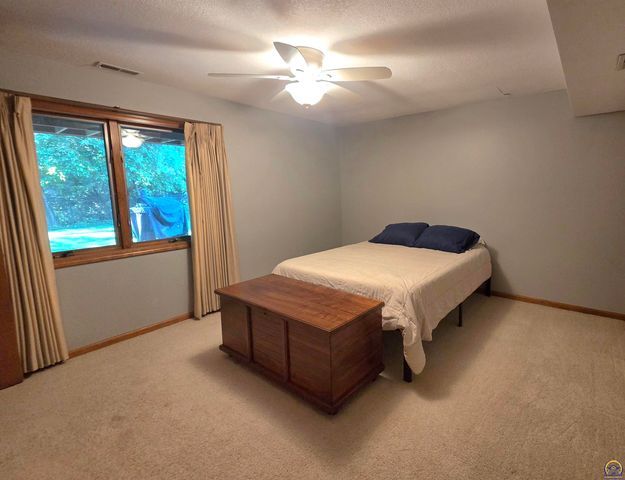 325 SW Whitehall LN, Topeka, KS 66606