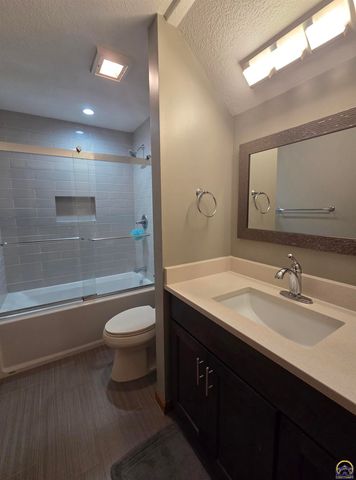 325 SW Whitehall LN, Topeka, KS 66606
