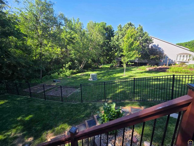 325 SW Whitehall LN, Topeka, KS 66606