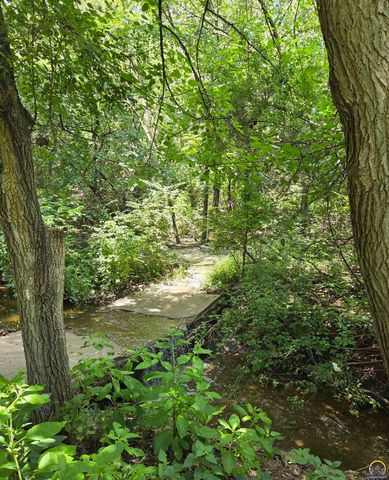 325 SW Whitehall LN, Topeka, KS 66606