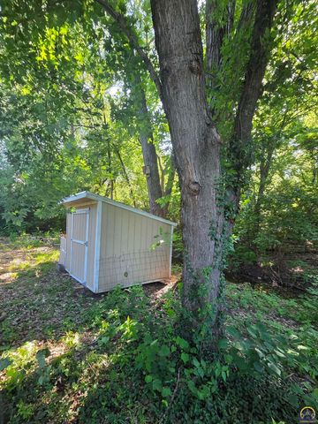 325 SW Whitehall LN, Topeka, KS 66606